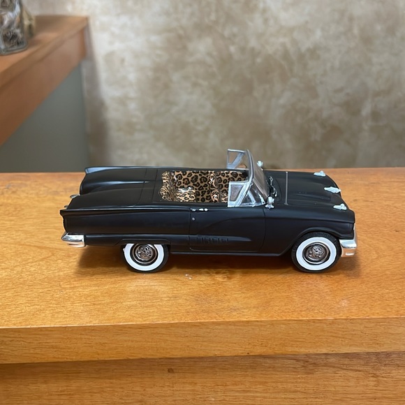 Mistress of the Dark Elvira’s Macabre Mobile Figurine - Picture 1 of 12